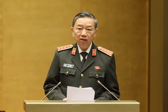 Bộ trưởng Tô Lâm trình bày báo cáo trước Quốc hội.