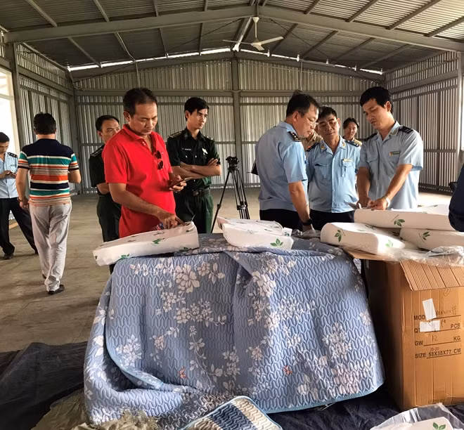 Lô hàng chăn, màn, gối, nệm nhập khẩu từ Trung Quốc giả mạo xuất xứ Việt Nam về cảng Cát Lái.