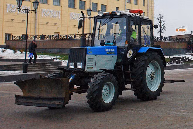 Cảnh sát Belarus dùng xe ủi làm phương tiện đi lại