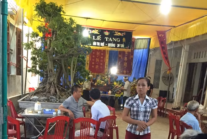Anh Trần Huỳnh Khắc trao đổi với phóng viên về cái chết của vợ