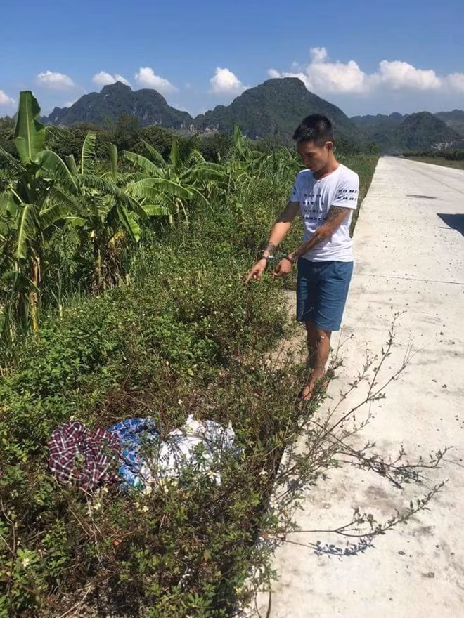 Đối tượng Hoàn chỉ chỗ ném tang vật.