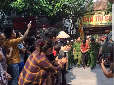 Lương Văn Dư được đưa đến hiện trường thực nghiệm điều tra. Lương Văn Dư được đưa đến hiện trường thực nghiệm điều tra.