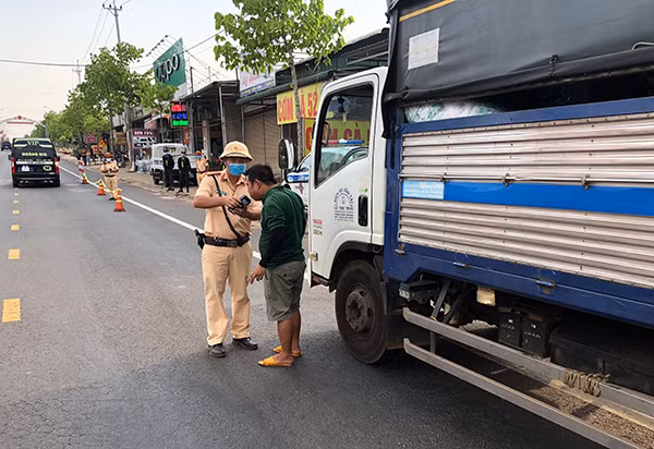 CSGT Đắk Nông tăng cường kiểm tra nồng độ cồn và ma túy đối với người điều khiển phương tiện tham gia giao thông.