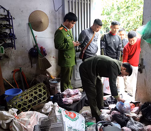 Lực lượng chức năng khám xét nhà của đối tượng Xuất.
