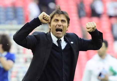 HLV Antonio Conte đang băng băng về đích cùng Chelsea