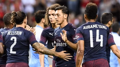 Oezil và các ngôi sao thi đấu ở Arsenal ngày càng mờ nhạt.