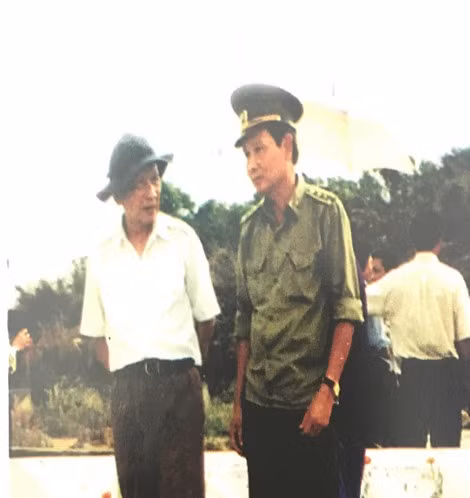 Cố Bộ trưởng Bùi Thiện Ngộ (bên phải) và Đại tá Huỳnh Minh Phụng tại nghĩa trang Ban An ninh Trung ương Cục miền Nam ngày 27-7-1995. Cố Bộ trưởng Bùi Thiện Ngộ (bên phải) và Đại tá Huỳnh Minh Phụng tại nghĩa trang Ban An ninh Trung ương Cục miền Nam ngày 27-7-1995.