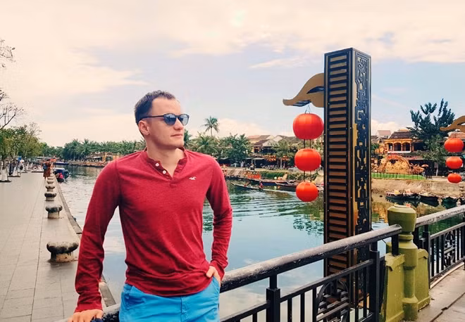 Marko tận hưởng không khí vắng vẻ của Hội An.