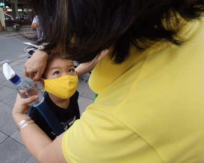 Trẻ nào quên đeo khẩu trang sẽ được nhà trường phát ngay tại khuôn viên nhà trường.