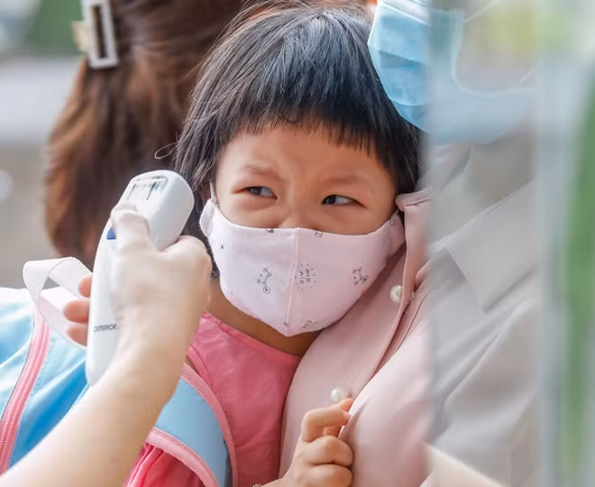 Tuy nhiên, vì ngày đầu đi học còn bỡ ngỡ, nhiều em tỏ ra hơi lo lắng, bám sát lấy bố mẹ hay thậm chí òa khóc không chịu vào trường. Các giáo viên đã nhanh chóng làm nhiệm vụ hỗ trợ đưa các em về đúng vị trí lớp học.