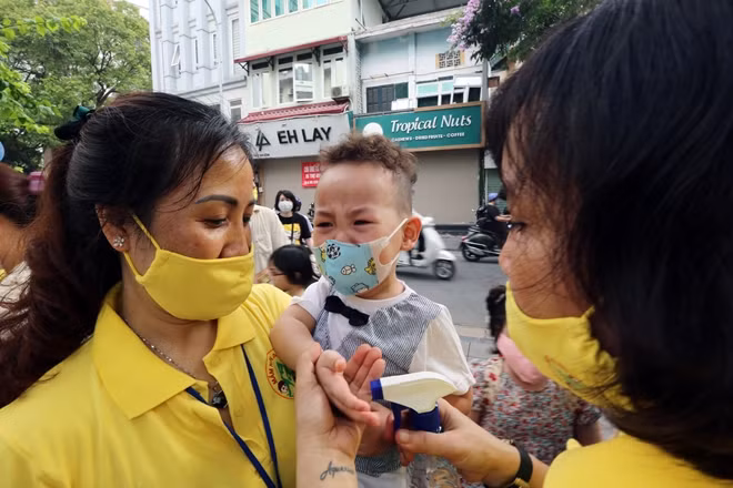 Nghỉ dịch dài ngày, nhiều bé òa khóc trong ngày đi học trở lại.