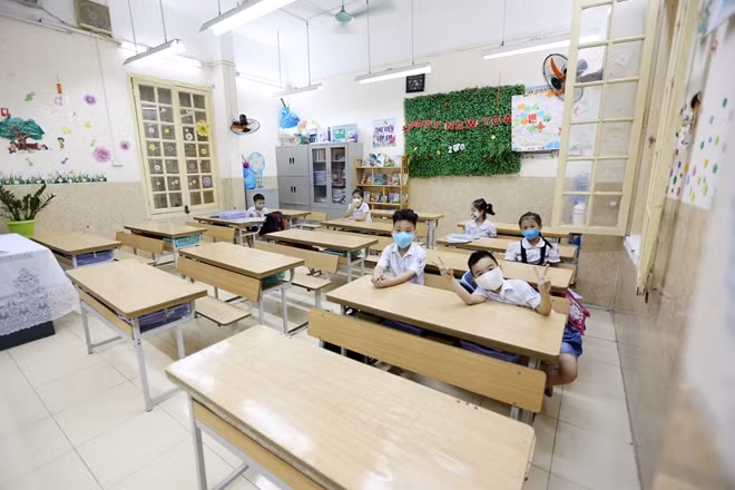 Chia sẻ với PV, cô Lê Thanh Hà, hiệu trưởng Tiểu học Bình Minh cho biết: "Trước đó, để chuẩn bị đón học sinh đi học trở lại, nhà trường đã thực hiện vệ sinh tất cả các lớp học, phun khử trùng các không gian trong và ngoài lớp học, lau rửa đồ dùng, đồ chơi, thiết bị dạy học... Trường cũng chuẩn bị đầy đủ cơ sở vật chất, trang thiết bị phòng chống dịch cho trẻ theo hướng dẫn của ngành chức năng".