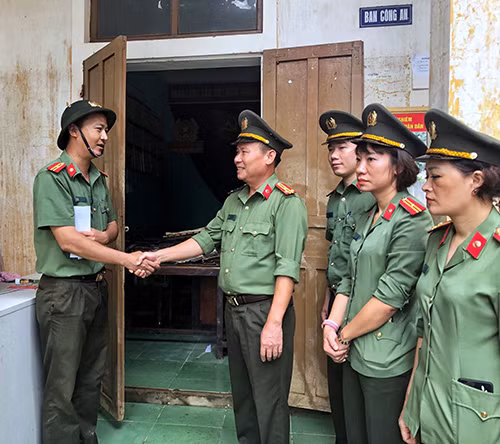 Công an Sơn La thăm hỏi, hỗ trợ Ban công an xã Liên Thuỷ