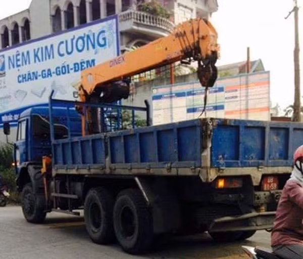 Chiếc xe tải gây tai nạn. Ảnh: Văn Đại. Chiếc xe tải gây tai nạn. Ảnh: Văn Đại.