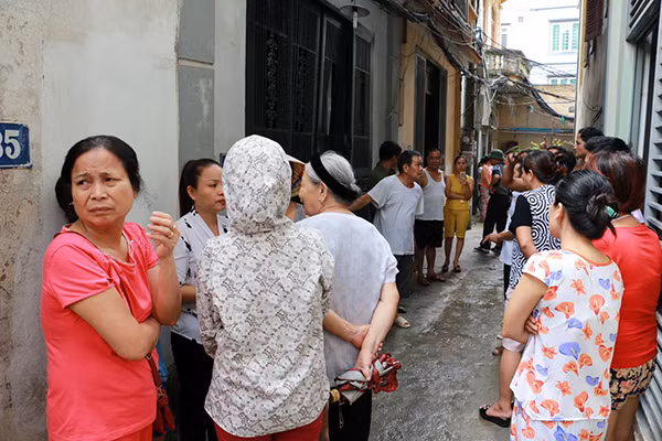 Người dân bàng hoàng, đau xót khi chứng kiến cả một gia đình 4 người tử vong sau vụ cháy.