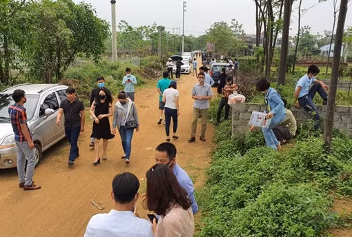 Dân đổ xô làm thủ tục giấy tờ đất đai vì tin đồn “sốt đất vùng ven” ảnh 6