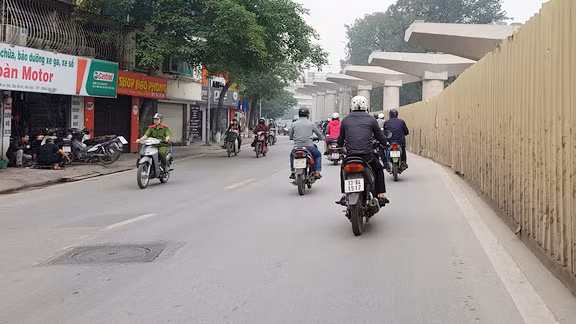 Từ khi tuyến phố Kim Mã được rào chắn để phục vụ thi công tuyến đường sắt đô thị số 3, đoạn đi ngầm qua khách sạn Daewoo.