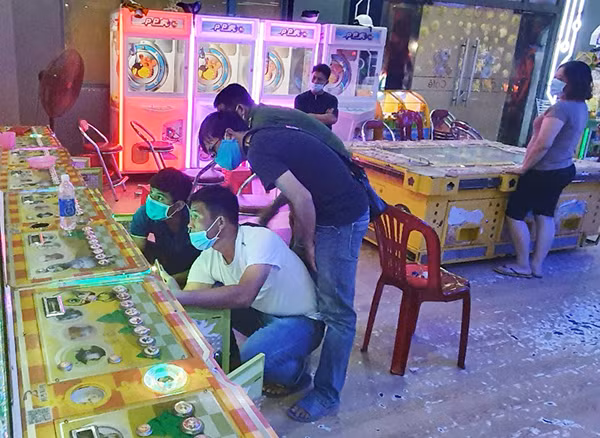 Công an tiến hành kiểm tra số liệu trên máy game.