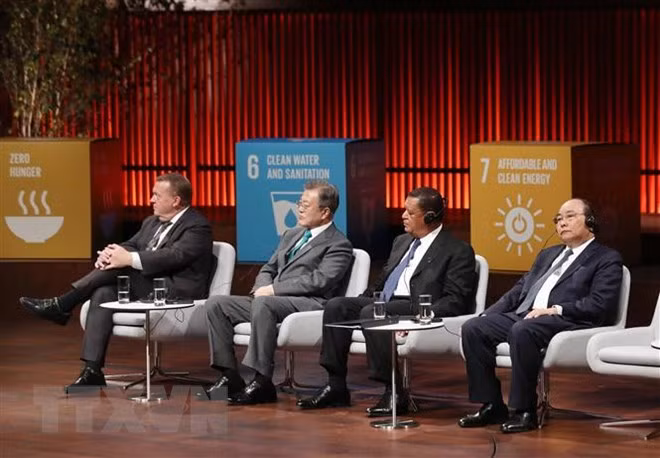 Thủ tướng Nguyễn Xuân Phúc, Tổng thống Ethiopia Mulatu Teshome, Tổng thống Hàn Quốc Moon Jae-in, Thủ tướng Đan Mạch Lars Løkke Rasmussen - các diễn giả chính tại Phiên khai mạc Hội nghị thượng đỉnh P4G. (Ảnh: Thống Nhất/TTXVN)