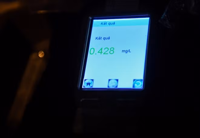 Với lỗi vi phạm này, tài xế bị xử phạt 7.000.000 đồng, tạm giữ phương tiện 7 ngày, tước GPLX 11 tháng theo quy định của pháp luật.