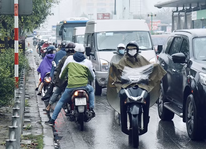 Ghi nhận của PV CAND vào giờ cao điểm buổi sáng 18/3 tại khu vực nút giao thông Tố Hữu - Vũ Trọng Khánh (quận Nam Từ Liêm, Hà Nội), bất kể tắc đường hay thông thoáng, chỉ cần vắng bóng lực lượng chức năng thì nhiều người dân sẵn sàng đi ngược chiều.