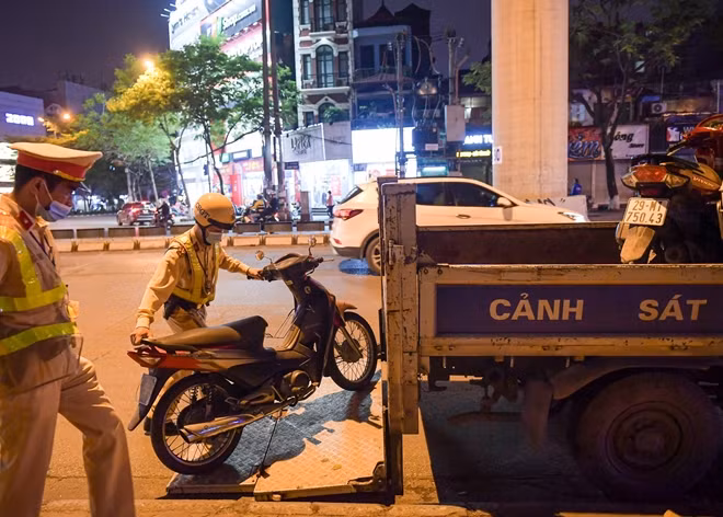Trao đổi với PV, Thượng úy Vũ Mạnh Cường, Đội CSGT số 6 (Phòng CSGT - Công an TP Hà Nội) cho biết: "Thực hiện kế hoạch của Phòng Cảnh sát giao thông, tổ công tác tiến hành kiểm tra nồng độ cồn của người tham gia giao thông. Trong những ngày qua, TP Hà Nội đã gỡ bỏ giãn cách xã hội nên lượng người tham gia giao thông đông hơn, lượng người đi đến các quán nhậu cũng gia tăng. Nhìn chung, phần lớn người dân sau khi sử dụng rượu bia đã chủ động gọi taxi về hoặc gọi người nhà ra đón. Tuy nhiên vẫn còn một số trường hợp tự điều khiển xe về, tổ công tác đã tăng cường kiểm tra và kiên quyết xử lý tất cả các trường hợp vi phạm”.