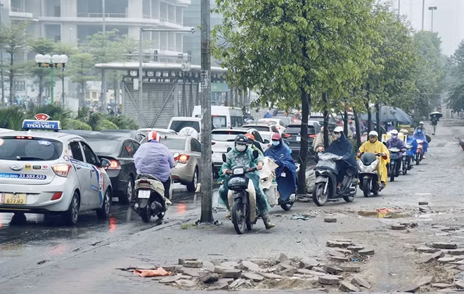 Một số tuyến phố tại Hà Nội tình trạng tắc đường trở thành "cơm bữa", như trục đường Tố Hữu - Lê Văn Lương thường xuyên xảy ra. Do mật độ dân di cư nhiều về phía Tây Nam thủ đô, hàng loạt khu đô thị mới mọc lên tại các quận Hà Đông đã khiến khu vực này có lượng lớn người dân ùn ùn đi vào hoặc rời thành phố vào giờ cao điểm từ 7h - 9h sáng.