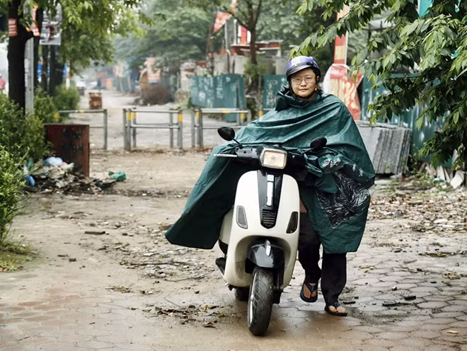 Qua được rào chắn trên vỉa hè thì xuống xe dắt bộ để tránh việc bị CSGT xử phạt.
