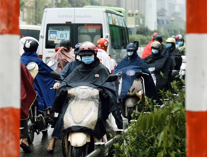 Hình ảnh dòng xe nối đuôi nhau ngược chiều bám sát mép vỉa hè, bất chấp hướng chính đang bị ùn ứ, rất đông các phương tiện.