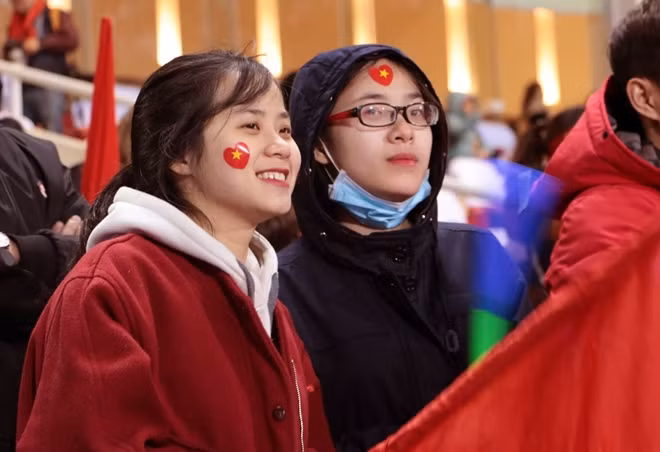 Cái lạnh tê tái không thể khiến những nụ cười hạnh phúc bớt đi trên môi người hâm mộ