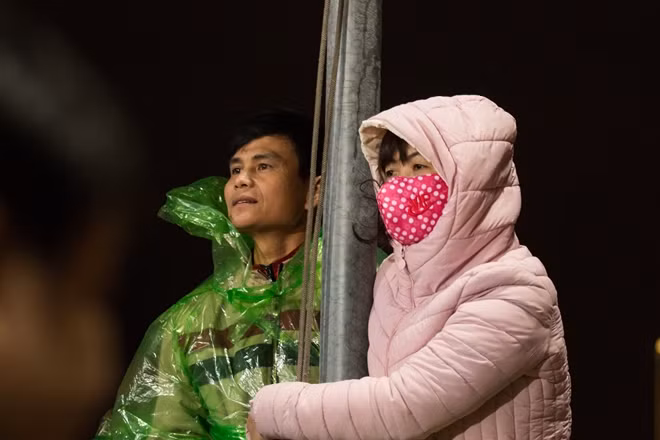 Hạnh phúc lắm, chỉ cần được nhìn thấy những chàng trai "quả cảm" ấy đã là đủ cho một buổi tối nhiều niềm vui của họ.