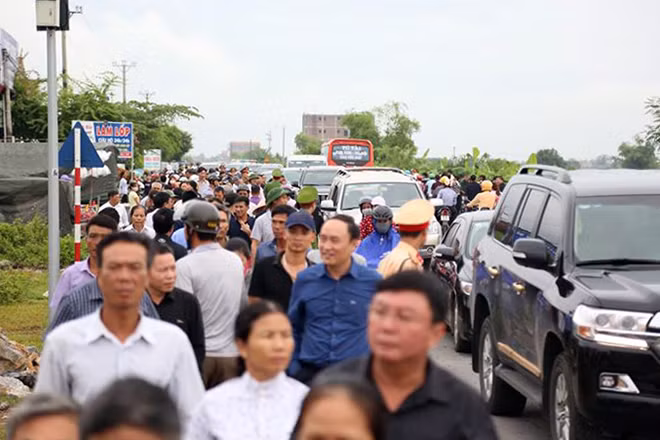 Lực lượng công an Ninh Bình được huy động, dọc các tuyến QL10 mới và QL10 cũ cứ cách 50 -100m lại có lực lượng Quân đội, CSGT, TTGT đứng chốt chặn phân luồng.