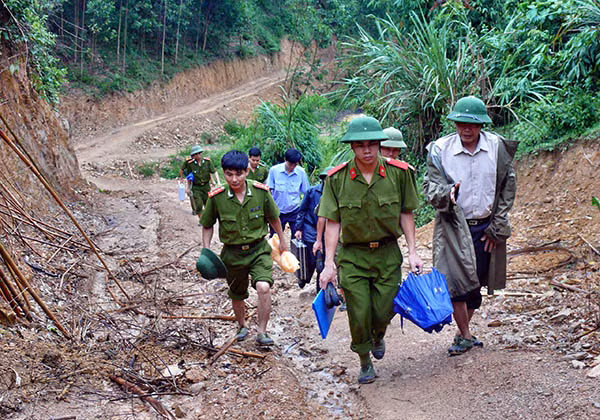 Bác sỹ pháp y Công an Hòa Bình lên đường làm nhiệm vụ.