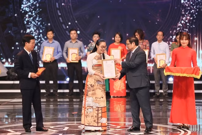 Đồng chí Phạm Minh Chính và Võ Văn Thưởng trao giải cho các tác giả, nhóm tác giả đoạt giải B