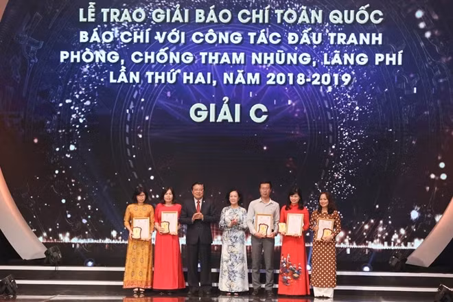Đồng chí Trương Thị Mai và đồng chí Phan Đình Trạc trao giải C cho các tác giả, nhóm tác giả