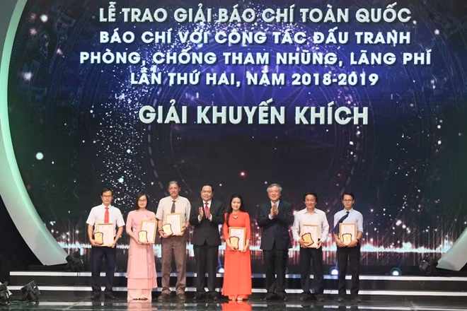 Đồng chí Trần Thanh Mẫn và Chánh án TAND tối cao Nguyễn Hòa Bình trao giải khuyến khích cho các tác giả, nhóm tác giả