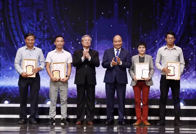 Thủ tướng Nguyễn Xuân Phúc, Thường trực Ban Bí thư Trần Quốc Vượng trao giải cho các tác giả, nhóm tác giả đoạt giải A