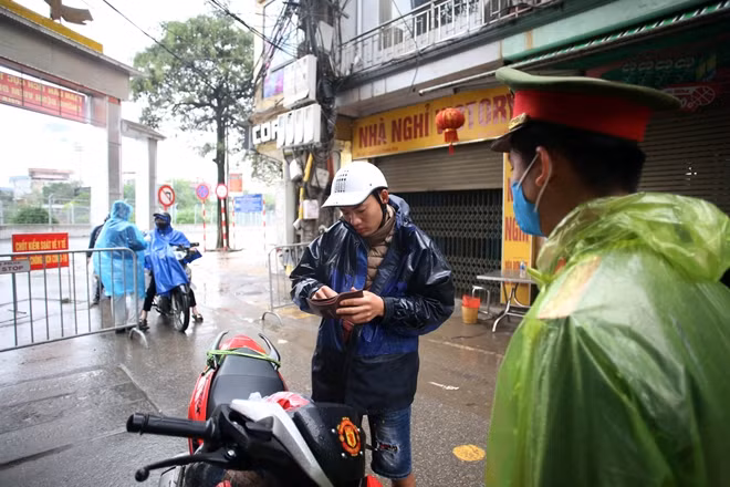 Trong quá trình làm nhiệm vụ, lực lượng làm nhiệm vụ phát hiện một trường hợp thanh niên điều khiển xe máy vào khu dân cư nhưng không đeo khẩu trang.