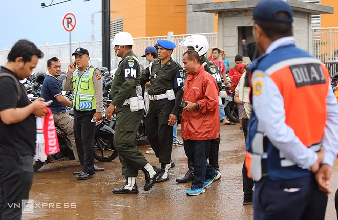Lực lượng an ninh đủ mọi thành phần tuần tra ở các cửa ra vào quanh khu vực sân Pakansari.