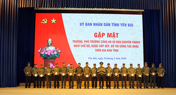 Thiếu tướng Lê Quốc Hùng - Thứ trưởng Bộ Công an trao tặng quà lưu niệm cho các đồng chí nguyên là Trưởng, Phó trưởng Công an xã bán chuyên trách nghỉ chế độ, được sắp xếp, bố trí công tác khác trên địa bàn tỉnh.