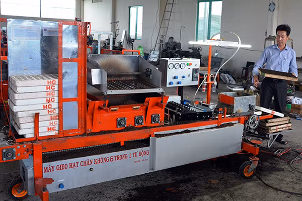 Anh Nguyễn Hồng Chương bên chiếc máy tích hợp “6 trong 1”.