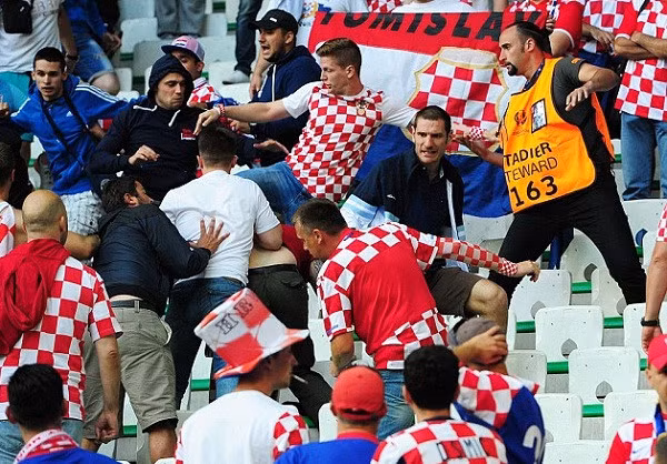 Cổ động viên Croatia và Cộng hòa Czech đánh nhau trên khán đài.