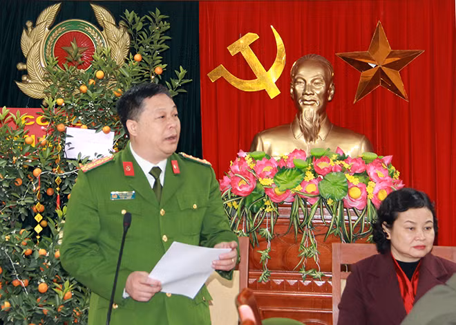 Đại tá Đinh Huy Hoàng, Trưởng Công an quận Hai Bà Trưng báo cáo với đồng chí Thứ trưởng và đoàn công tác tình hình ANTT trên địa bàn