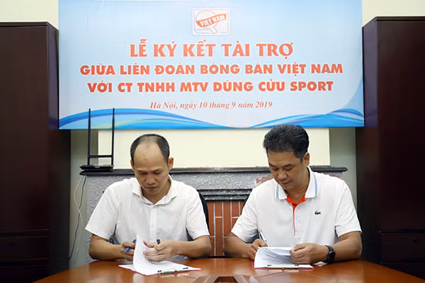 Đại diện Liên đoàn Bóng bàn Việt Nam và nhà tài trợ Công ty TNHH MTV Dũng Cửu tại lễ ký kết.