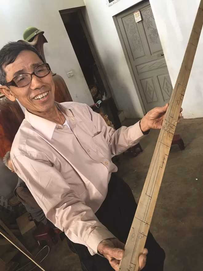 Ông Điền và thanh mực thước để đo nhà.