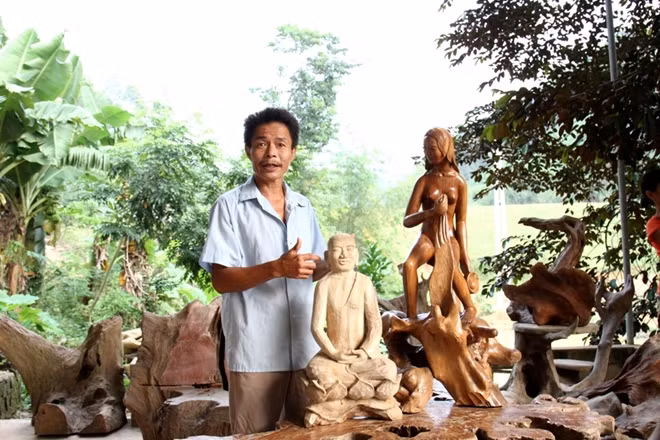 Ông Thái Văn Hùng bên tác phẩm của mình.