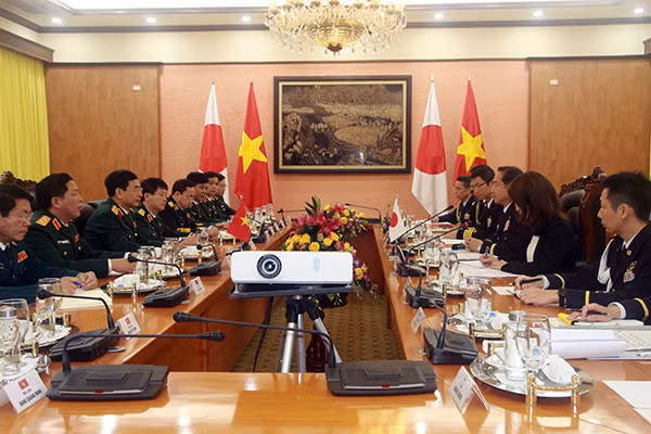 Toàn cảnh hội đàm giữa Đoàn đại biểu Quân sự cấp cao Việt Nam với Đoàn đại biểu cấp cao Nhật Bản