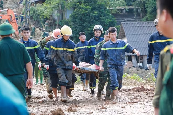 Lực lượng cứu hộ đưa thi thể một nạn nhân khỏi nơi vùi lấp Lực lượng cứu hộ đưa thi thể một nạn nhân khỏi nơi vùi lấp