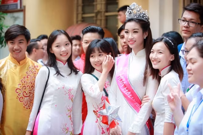 Mỹ Linh về thăm trường cũ.