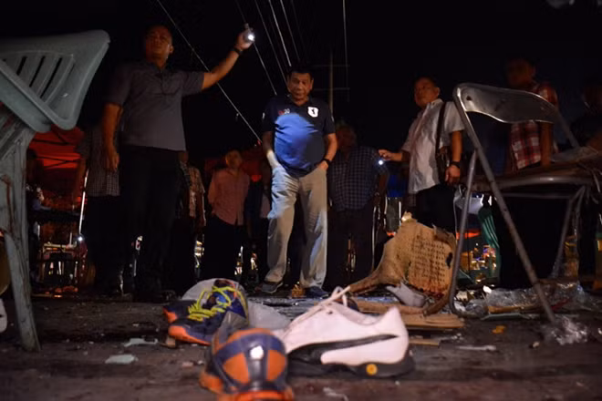 Tổng thống Rodrigo Duterte (giữa) tại hiện trường vụ đánh bom ở Davao.